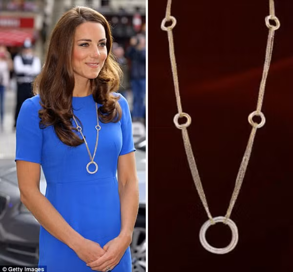 Vào tháng 7 năm 2012, Công nương Kate đeo một sợi dây chuyền Cartier có giá trị đến 55.000 bảng (trái), sợi dây chuyền được cấu thành từ 5 vòng đính kim cương có màu trắng, vàng và vàng hồng (phải)