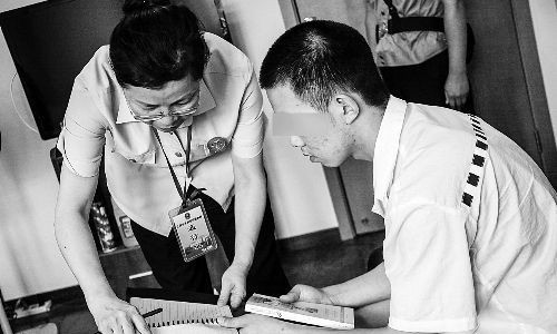 Cảnh sát tiếp tục hỏi lại anh Trần về vụ việc hôm ấy nhưng thái độ lúng túng, lời khai trước sau không khớp của người này làm họ càng thêm nghi ngờ. (Ảnh minh họa)