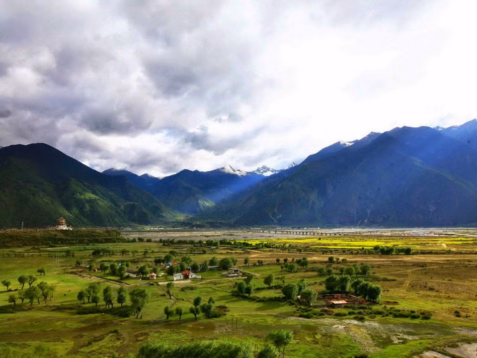 Huyện Motuo, Trung Quốc: Motou hay Mêdog nằm ở địa khu Nyingchi, khu tự trị Tây Tạng. Nơi này không có con đường cố định nào dẫn vào, vì đường thường bị lở đất, tuyết phủ. Điều này khiến khu vực hầu như không chịu ảnh hưởng từ cuộc sống hiện đại. Chính phủ Trung Quốc từng cho xây dựng đường và cầu dẫn đến huyện nhưng điều kiện thời tiết khắc nghiệt, địa hình xấu, những trận lở đất đã khiến việc này trở nên khó khăn. Trước khi một con đường được hoàn thành năm 2013, để đến được vùng đất có cảnh quan ngoạn mục này, du khách thường phải vượt qua dãy Himalaya trước khi băng qua cây cầu treo dài 200 m. Ảnh: China Tours Online