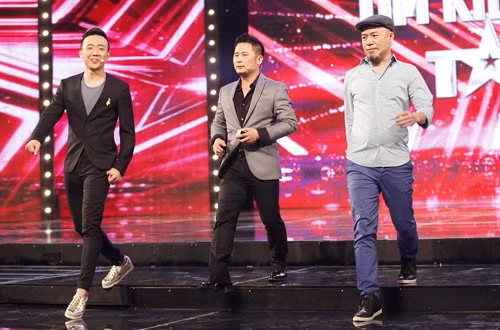 Anh cũng ngồi ghế giám khảo rất nhiều cuộc thi âm nhạc lớn nhỏ trong nước như Vietnam Idol, Vietnam's Got Talent 2016 với mức cát-xê không hề nhỏ.