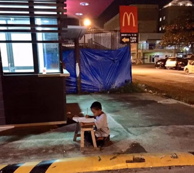 Năm 2015, hình ảnh Daniel Cabrera (khi ấy 9 tuổi) ngồi học bài dưới ánh đèn của một cửa hàng McDonald khiến nhiều người xúc động. Bé trai người Philippines sau đó được các nhà hảo tâm tặng học bổng nhằm giúp cậu thực hiện ước mơ làm công an, theo Telegraph.