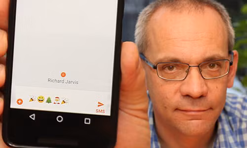 Kỹ sư người Anh Neil Papworth, tác giả của đoạn tin nhắn SMS đầu tiên trên thế giới. (Ảnh: Vodafone)