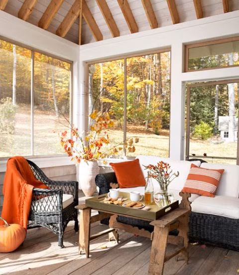 Sử dụng gam màu mùa thu Màu cam trang hoàng nhà điểm xuyết như gối ôm, tấm chăn mỏng, quá bí ngô vàng rộm nơi góc phòng, trong một căn phòng kính nhìn ra vườn để uống trà và ngắm thiên nhiên mùa thu bên ngoài thì còn gì tuyệt vời hơn. Bạn cũng có thể thưởng thức một ly sâm panh óng ánh hay tách trà mang màu lá thu sậm thì cuộc sống này không còn gì thi vị hơn.