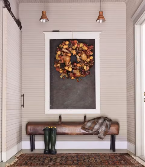 Góc sáng tạo với ghế Chiếc ghế cách điệu kiểu yên ngựa ở góc nhà, với vòng nguyệt quế làm từ hoa quả khô theo mùa, hẳn sẽ khiến bạn lâng lâng như thể đang dạo bước trong một cánh rừng lá vàng của mùa thu.