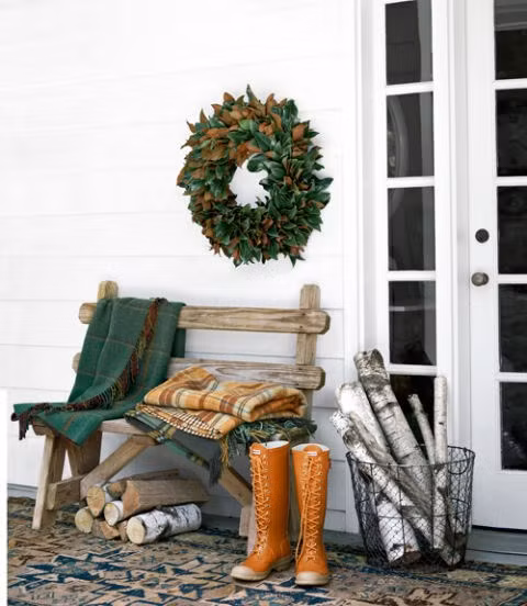 Trang trí cửa ra vào Hãy tạo cảm giác ấm áp cho căn nhà bạn ngay từ khi khách bước chân vào bằng cách trải thảm trước hiên nhà. Một chiếc ghế gỗ mộc mạc với gỗ củi trang trí ở dưới gầm, vòng nguyệt quế trên tường gần cửa, một vài tấm mền để bạn có thể tha hồ ngồi ghế mà không lo rét ngắm nghía bên ngoài hiên nhà.
