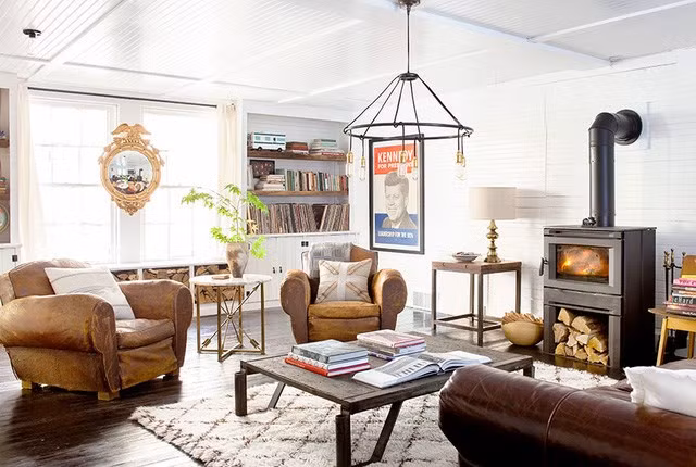 Củi lò sưởi Chủ nhân của căn nhà ở Pennsylvania này đã bỏ đi những cánh cửa tủ dưới cửa sổ để cho gỗ củi vào đó. Trang trí nhà cửa bằng gỗ củi cũng là cách để mùa thu thêm phần ấm áp. Khi thời tiết trở nên se lạnh hơn, bạn nên để chăn ấm, gối ôm, tất, mền, khăn choàng ở vị trí dễ lấy trong căn nhà. Theo nhà thiết kế Tricia Foley, New York, người thích sống ở một căn nhà cổ có lò sưởi. Bạn có thể để một chiếc hòm mây hay ghế sofa ở góc nhà, gần cửa sổ với gối ôm, mền nhiều màu sắc để trang hoàng cho tiết trời giao mùa. Một chiếc mền có thể làm cả căn nhà thêm phần ấm áp.