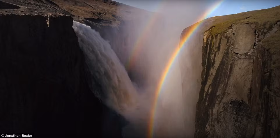 Thiên nhiên còn ban tặng cho Iceland hàng trăm thác nước. Hàng triệu du khách tới đây để lưu lại hình ảnh dòng thác chảy qua những vùng đất đá. Video dài gần 5 phút với tên gọi "The North Awakens" (Phương Bắc thức tỉnh), người xem như được đưa lên chuyến bay ngoạn mục, bay qua những dòng sông băng và những vách đá gồ ghề.