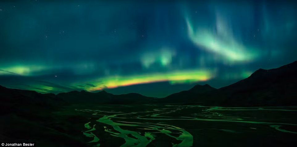 Besler chia sẻ điều tuyệt vời nhất ông từng nhìn thấy chính là cực quang rực rỡ phía trên một biển sương mù. "Thật kinh ngạc khi được ngắm khung cảnh này suốt đêm", ông giải thích.