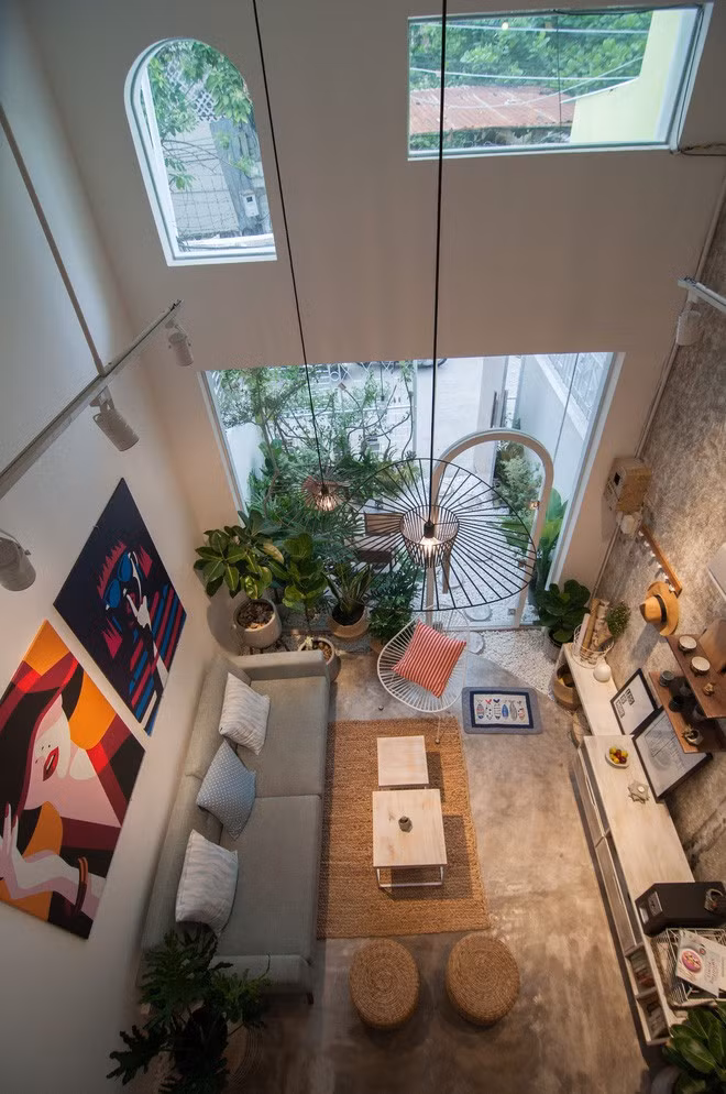 Phía trên có thêm 2 ô cửa sổ lấy ánh sáng tự nhiên. (Ảnh: Nguyễn Thanh Nhân)