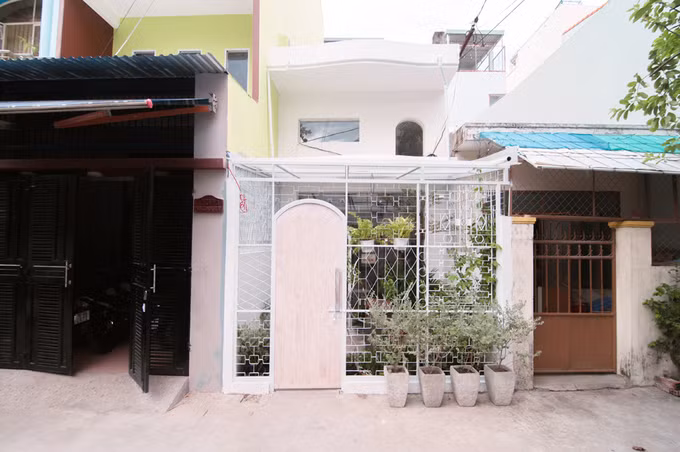 Bên ngoài ngôi nhà cấp 4 sau khi tu sửa lại. (Ảnh: Nguyễn Thanh Nhân)