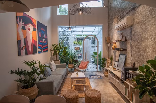 Một mảng tường được tróc sơn để tạo điểm nhấn và tiết kiệm chi phí vật liệu. (Ảnh: Nguyễn Thanh Nhân)