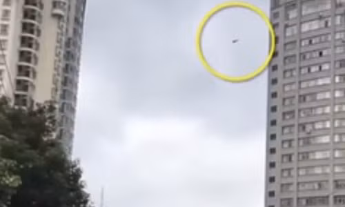 Ket dang cho thanh nien tron theo duong day dien de "bung" tien