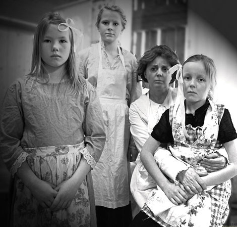 Belle Gunness cùng 3 cô con nuôi, cả ba đều bị Belle giết chết.