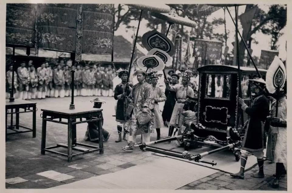 Sau khi đi hết ngự lộ dài hơn 3 km từ kinh thành lên đến khu vực đàn Nam Giao, nhà vua được rước vào trai cung để nghỉ ngơi, chuẩn bị cho lễ tế chính thức vào rạng sáng ngày hôm sau.