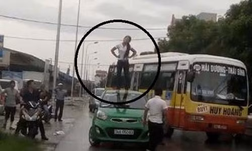 Thuc hu thieu nu ngao da nhay mua tren noc xe taxi o Hai Duong