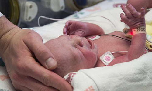 Người cha cảm nhận sự hiện diện của đứa con dứt ruột sinh ra.