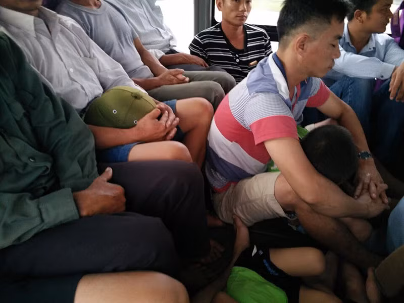 Kinh hoang xe khach 29 cho "nhoi" gap doi khach-Hinh-2