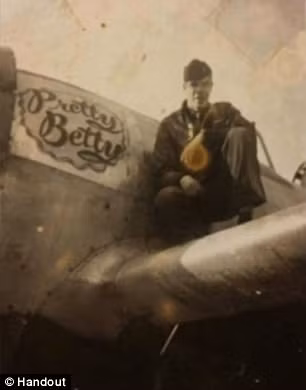 Phat hien xac phi cong hoi The chien 2 duoi goc cay