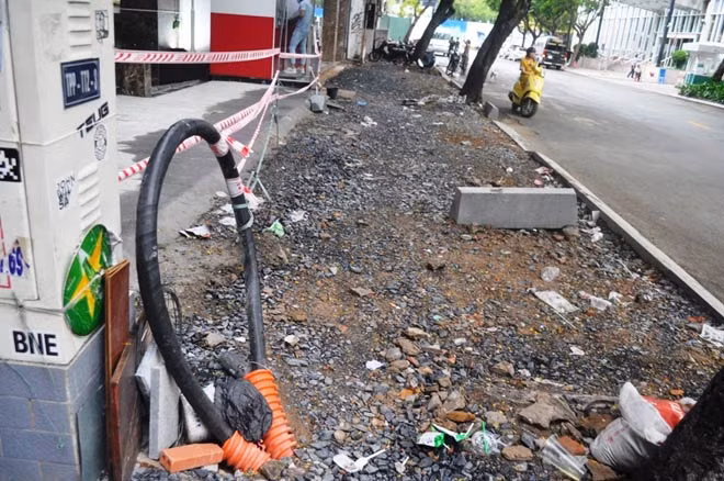 Ghi nhận, hai bên vỉa hè của tuyến đường đang bị đào xới để lắp ống, dây cáp. Nhiều khu vực vỉa hè rất nham nhở.