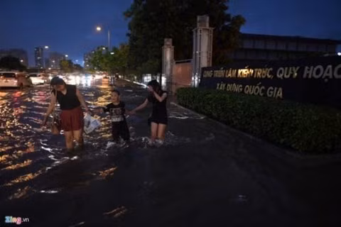 Đường Phạm Văn Đồng, Cầu Giấy Sau cơn mưa lớn, đường Phạm Văn Đồng, Cầu Giấy luôn được đưa vào danh sách những điểm ngập úng sâu. Hệ quả, giao thông tại các khu vực bị ngập tê liệt, các phương tiện di chuyển rất khó khăn. Rất nhiều phương tiện ô tô, xe máy bị chết máy do ngập nước. Nhiều hộ kinh doanh hai bên đường bị nước tràn vào nhà...