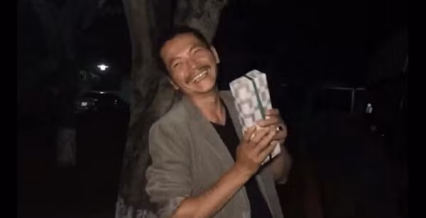 Biểu cảm không thể đỡ nổi của Lương Bổng khi nhận được quà.