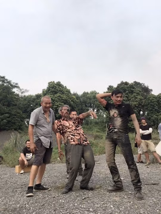 Thế 'chột' và Tùng 'còi' tạo dáng 'cực chất' bên đạo diễn Danh Dũng. Đây cũng là phân cảnh khiến kẻ thù của Phan Quân suýt bỏ mạng trong phim.