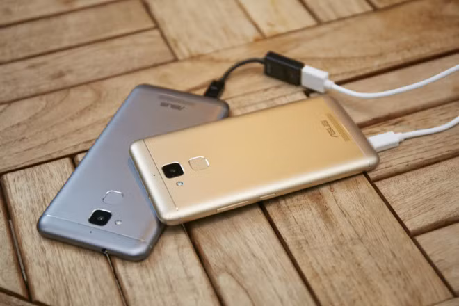 Asus Zenfone 3 Max (4,2-4,9 triệu đồng): Zenfone 3 không thành công tại Việt Nam. Tuy nhiên, phiên bản Max của nó được nhiều người yêu thích nhờ viên pin dung lượng lớn. Người dùng có thể tùy chọn phiên bản 5,2 inch với giá 4,2 triệu đồng hoặc bản 5,5 inch giá 4,99 triệu đồng. Cả 2 đều có pin 4.100 mAh, có khả năng sạc dự phòng cho thiết bị khác qua cáp OTG. Smartphone pin trâu giá rẻ này cũng trang bị đầy đủ các tính năng ăn khách hiện nay như vỏ kim loại, cảm biến vân tay một chạm.