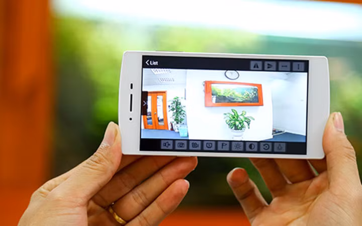 Tablet nào cũng có Wi-Fi, camera và microphone, vậy nên nếu dư một cái, có thể dùng nó làm camera giám sát nhà hoặc trẻ em một cách dễ dàng, giúp tiết kiệm tiền mua những chiếc camera riêng.