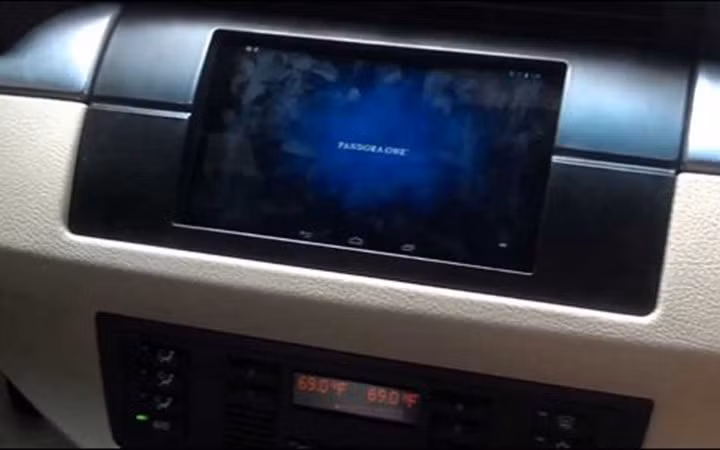 Có thể tận dụng tablet cũ làm thiết bị giải trí cho xe hơi như dùng để phát nhạc, xem phim, hoặc làm bản đồ chỉ dẫn khi đang lái xe.