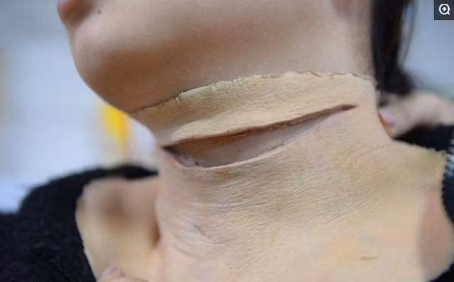 “Việc tạo ra những phiên bản người giả như thật mới là công nghệ làm phim kinh dị được đầu tư nhất hiện nay”, chế tác Lưu Cát nói. Thiết kế họ Lưu cho biết không phải đoàn phim nào cũng đủ kinh phí tạo ra hàng trăm người “giả” bị chém giết trên màn ảnh. Ngay cả cảnh quay cứa cổ thường thấy nếu được đầu tư cũng tạo ra sự chân thực cao. “Để quay cảnh này, chúng tôi dán lớp silicon bên ngoài cổ diễn viên. Bên trong dán nhiều lớp huyết tương. Chỉ cần đạo diễn hô diễn, phần dao rạch trên cổ sẽ khiến túi huyết tương phía sau bị vỡ, rất hiệu quả”.