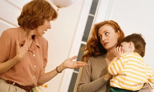 Moi lan toi day con, me chong toi lai tu ai bo ve que