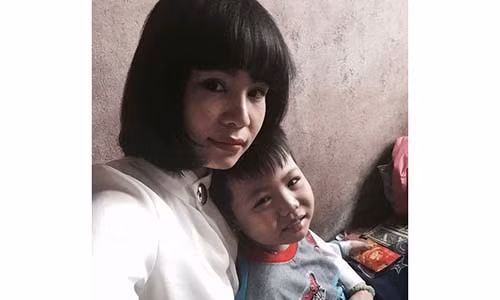 Gap lai nguoi me xinh dep rao ban tang de lay tien cuu con