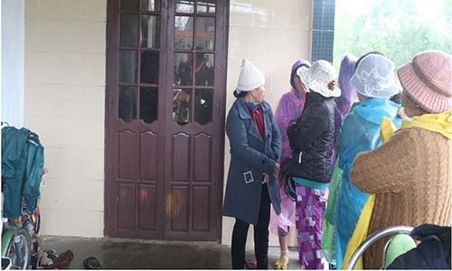 Người dân tập trung xem cảnh sát khám hiện trường. Ảnh HT