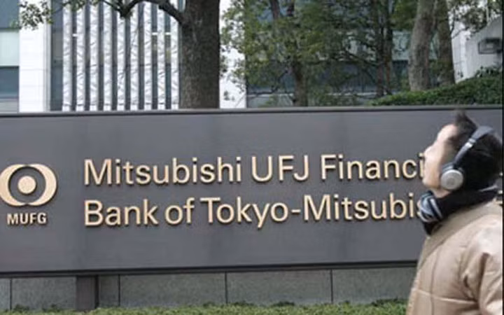 Mitsubishi UFJ Financial hiện là ngân hàng lớn nhất tại Nhật Bản cả về nguồn vốn và tổng tài sản. Ngân hàng này xếp thứ 8 thế giới, với tổng giá trị tài sản 2.460 tỉ USD.