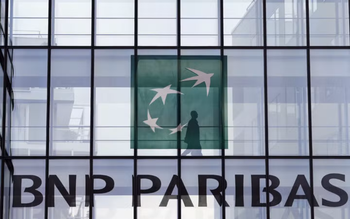 BNP Paribas là ngân hàng và công ty dịch vụ tài chính Pháp. Ngân hàng này xếp thứ 7 thế giới, với tổng giá trị tài sản 2.400 tỉ USD
