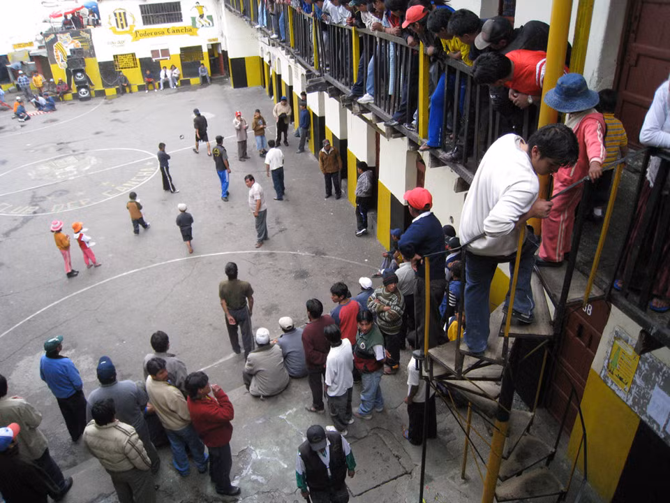 Nhà tù San Pedro (Bolivia): San Pedro được coi là nhà tù kỳ lạ nhất thế giới vì vừa giống nhà tù: tù nhân không được thoát ra khỏi hàng rào thép và có cảnh sát canh gác; lại giống như một khu tập thể đông đúc, với hơn 2.000 tù nhân, cùng sinh sống, làm các công việc như bán hàng, thợ thủ công, đầu bếp… Cảnh sát chỉ đứng gác bên ngoài, đảm bảo không phạm nhân nào trốn thoát, còn mọi chuyện bên trong nhà tù, bao gồm cả việc chém giết là do các phạm nhân tự quản lý. Ảnh: Sophieandchris.