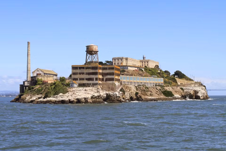 Nhà tù liên bang Alcatraz được coi là một trong những nơi đáng sợ nhất trên thế giới, giam giữ tội phạm khét tiếng. Nhà tù "thân thiện" nằm trên hòn đảo cùng tên, ngoài khơi bờ biển San Francisco (Mỹ). Vì nằm cách xa bờ, trong khu vực nước lạnh, dòng chảy mạnh và nhiều sương mù, Alcatraz từng được coi là nhà tù có hệ thống an ninh mạnh nhất từ 1934-1963. Sau khi đóng cửa năm 1963, nhà tù này trở thành điểm đến yêu thích cho du khách khắp mọi nơi trên thế giới. Ảnh: Amazonaws.