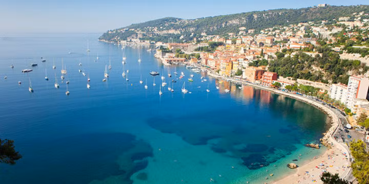 French Riviera, Pháp: Vùng đất đầy nắng này luôn thu hút sự chú ý của rất nhiều người và Liên hoan phim Cannes đã được tổ chức ở đây. Gần đây, diễn viên Gwyneth Paltrow đã được phát hiện có mặt trên một chiếc thuyền buồm ở St. Tropez, trong khi đó, J. Lo được nhìn thấy khi đang đi dạo quanh thị trấn nghỉ dưỡng sang trọng Antibes.