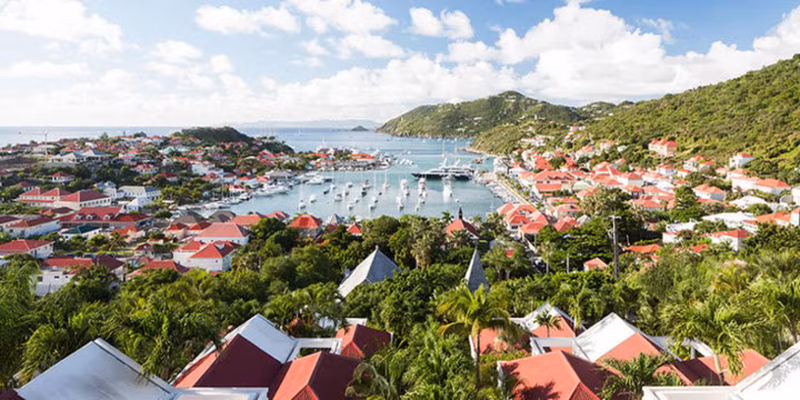 Saint Barthélemy, Caribbean: Đây là một hòn đảo sang trọng với những bãi biển tuyệt đẹp và cuộc sống về đêm nhộn nhịp. Bến cảng ở Gustavia luôn đầy những chiếc du thuyền cho các nhà đầu tư sở hữu hoặc được thuê bởi Leonardo DiCaprio, Beyoncé và Jay-Z..