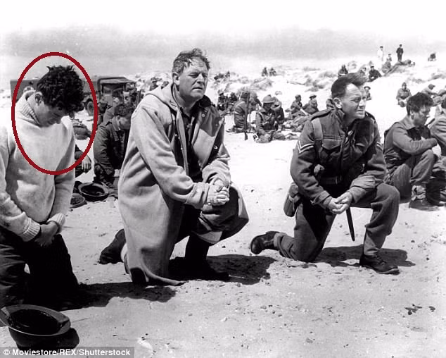 Nam diễn viên hiện nay đã 77 tuổi, tuy nhiên ngoại hình của ông trong ảnh chụp hậu trường cách đây gần 60 năm lại có nhiều nét tương đồng với Harry Styles, người vừa bước sang tuổi 23. Cùng có thân hình khá mảnh khảnh, đặc biệt là mái tóc xoăn tít, đã khiến người hâm mộ không khỏi thấy hơi... rợn người, bởi sự giống nhau tới kỳ lạ của hai người của hai thế hệ.