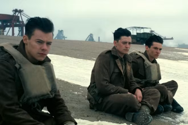 Cuộc di tản Dunkirk là bộ phim chiến tranh đầu tiên trong sự nghiệp đạo diễn của Chris Nolan. Phim được coi như một "canh bạc lớn" của đạo diễn tài ba này, bởi thể loại chiến tranh được cho là đang bị "thất sủng" ở Hollywood. Tuy vậy, Nolan vẫn quyết tâm thực hiện dự án đã được ấp ủ trong 25 năm của mình, như một lời tri ân đến "Tinh thần Dunkirk", vốn là thành ngữ của người Anh về tinh thần bất khuất, không đầu hàng.
