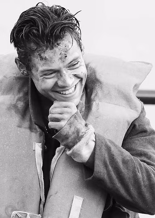 Mới đây, cư dân mạng đã có dịp "đào xới" lại những bức ảnh hậu trường của một bộ phim chiến tranh từng được quay vào năm 1958, cũng nói về sự kiện Dunkirk. Sẽ chẳng có gì ngạc nhiên nếu như một nhân vật trong bức ảnh lại được cho là có ngoại hình khá giống với Harry Styles, điều này đã gây không ít tò mò cho fan hâm mộ chàng ca sĩ.