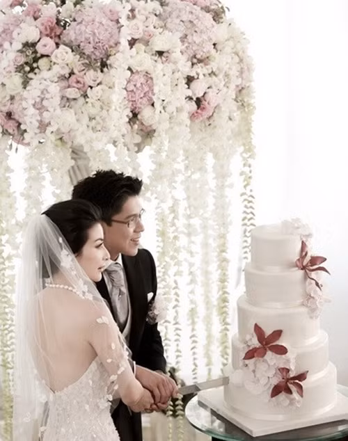 Quách Tinh Tinh: Sống giản dị, ăn mặc "xuề xòa" Quách Tinh Tinh được mệnh danh là nữ hoàng nhảy cầu của làng thể thao Trung Quốc. Bên cạnh đó, cô còn gây chú ý khi lọt vào mắt xanh của cháu trai cố tỷ phú Trung Quốc – Hoắc Khải Cương (Kenneth Fok). Đám cưới bạc tỷ xa hoa của cặp đôi được tổ chức vào giữa tháng 11.2012 khiến nhiều mỹ nhân trong làng giải trí phải ghen tỵ. Dù lấy chồng tỷ phú song cuộc sống của Quách Tinh Tinh không có nhiều thay đổi so với trước đây. Giữ thói quen tiết kiệm, “nữ hoàng nhảy cầu” không ăn vận cầu kỳ. Thậm chí, khi dự sự kiện cùng ông xã, cô còn ăn mặc khá “xuề xòa”, giản dị.