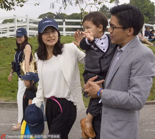 Cả cô và chồng không quá quan trọng về hình thức. Cả hai đều ăn mặc giản dị khi xuất hiện trước đám đông.