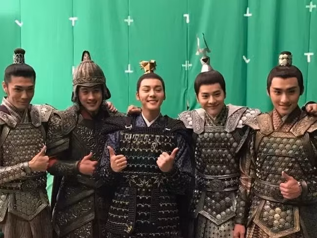 Trên phim các hoàng tử đấu đá lẫn nhau nhằm tranh giành quyền lực nhưng ở hậu trường, các diễn viên lại trêu trọc, đùa giỡn với nhau vô cùng thoải mái.