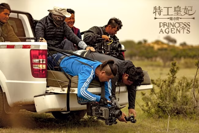 Để có những thước phim bắt mắt nhất, ekip quay phim chịu vất vả không kém diễn viên.