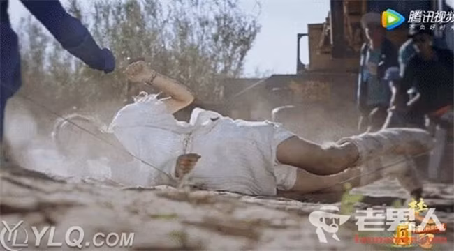 Nữ chính Sở Kiều (Triệu Lệ Dĩnh) không ngại nắng nóng, gió, bụi tự diễn cảnh lăn, lê, bò trườn trên sa mạc với sự hỗ trợ của cáp treo.