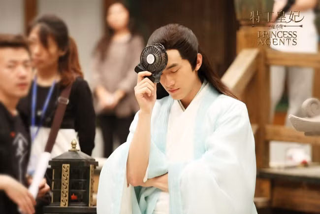 Nam chính phim “Sở Kiều truyện” Vũ Văn Nguyệt (Lâm Canh Tân) cầm theo chiếc quạt mini để chống nóng. Đây là bộ phim đạt rating 2% và nhận được nhiều lời khen của dư luận vì kĩ xảo bắt mắt, góc quay đẹp và tinh tế.