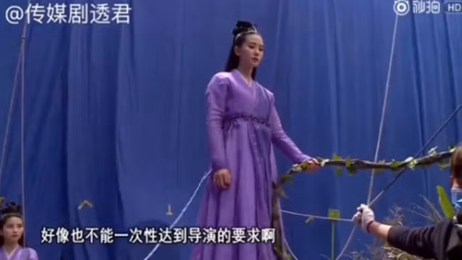 Từ những cảnh quay đơn thuần với phông nền xanh, kĩ xảo sẽ giúp “hô biến” trở thành cảnh núi non hùng vĩ, hay sơn cốc đẹp mê hồn ngập tràn hương hoa.