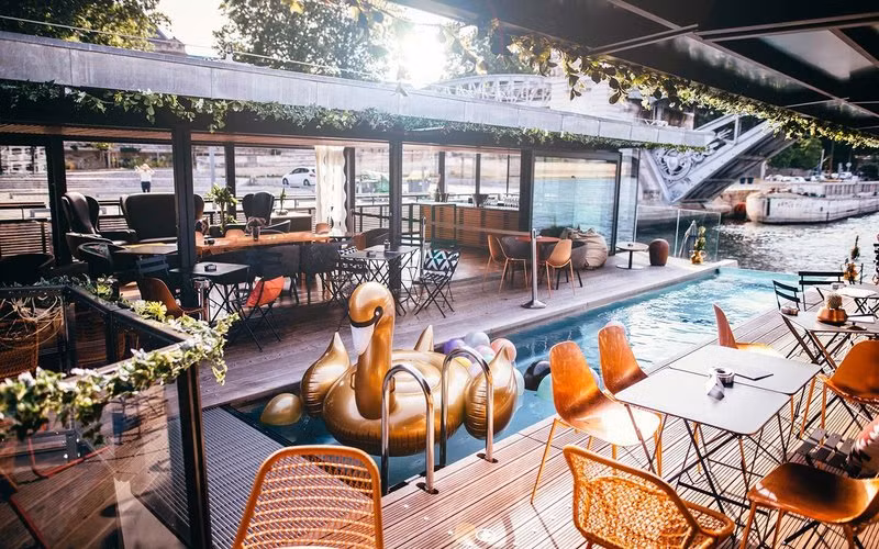 OFF Paris Seine, Pháp Tọa lạc tại chân ga Austerlitz, Khách sạn nổi Paris Seine Paris Hotel cung cấp 54 phòng và 4 dãy phòng và có bể bơi, bến du thuyền cho khách. Từ mỗi phòng đều có thể nhìn ra khung cảnh tuyệt đẹp của bến tàu, sông Seine và thành phố…